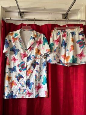 Butterfly-Print White Short Pajama Set - Button Front Top & Elastic Shorts